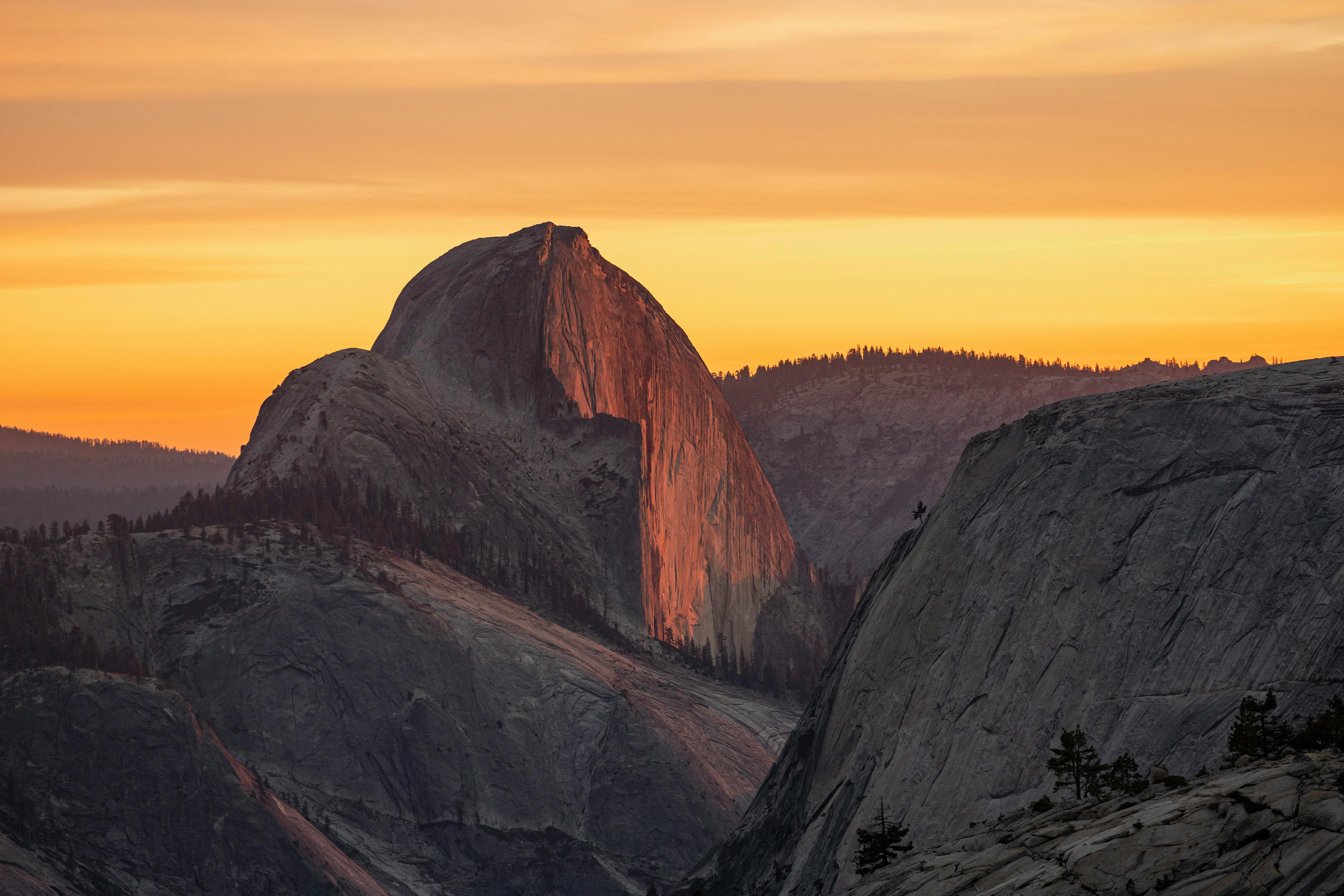 景色の写真 Panorama of Yosemite National Park Mountains with Half Dome