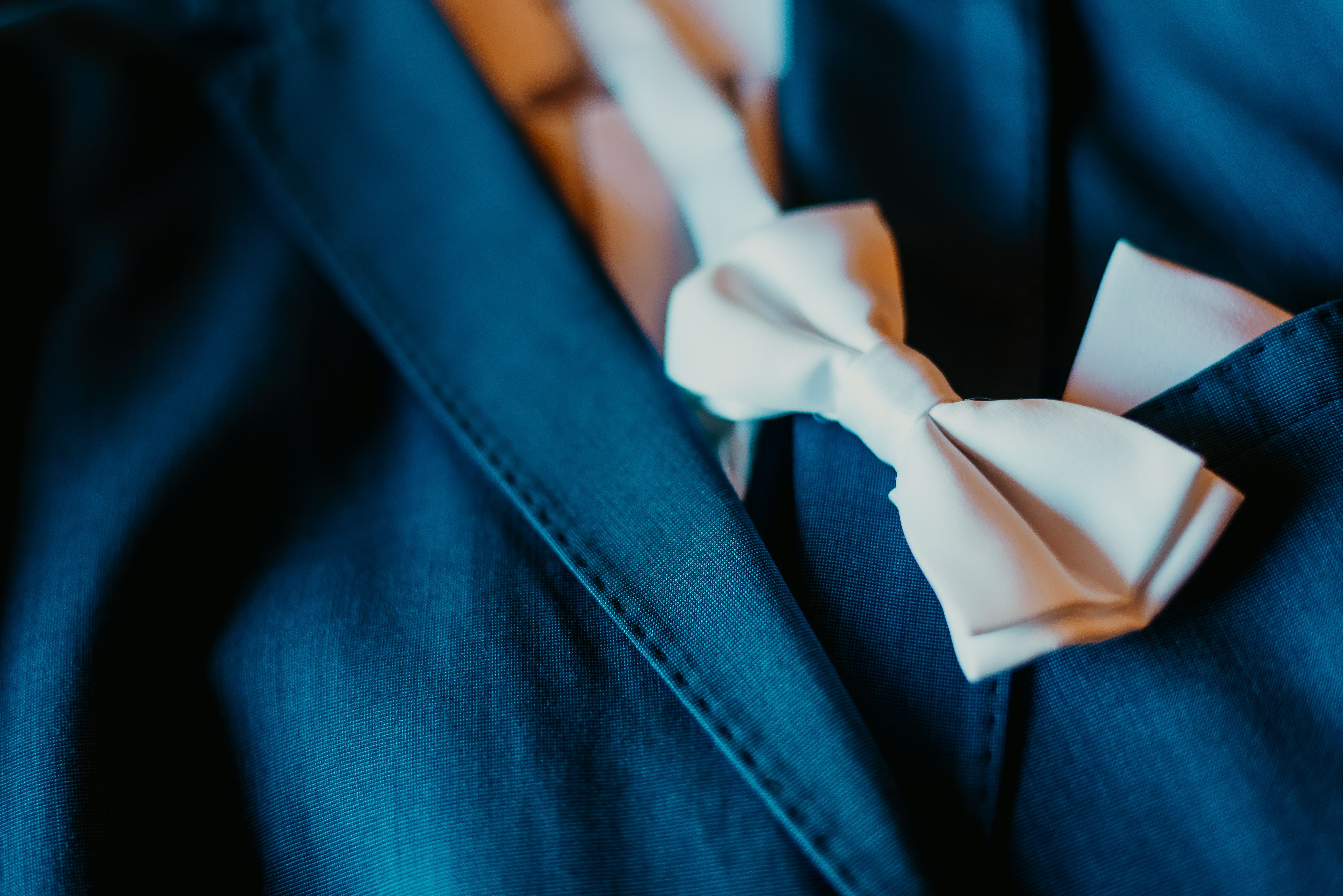Hombre Vestido Con Esmoquin Gris Y Blanco · Foto de stock gratuita