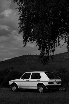 Black and white photo of a vintage car in Soltepec, Mexico, set against a natural backdrop.