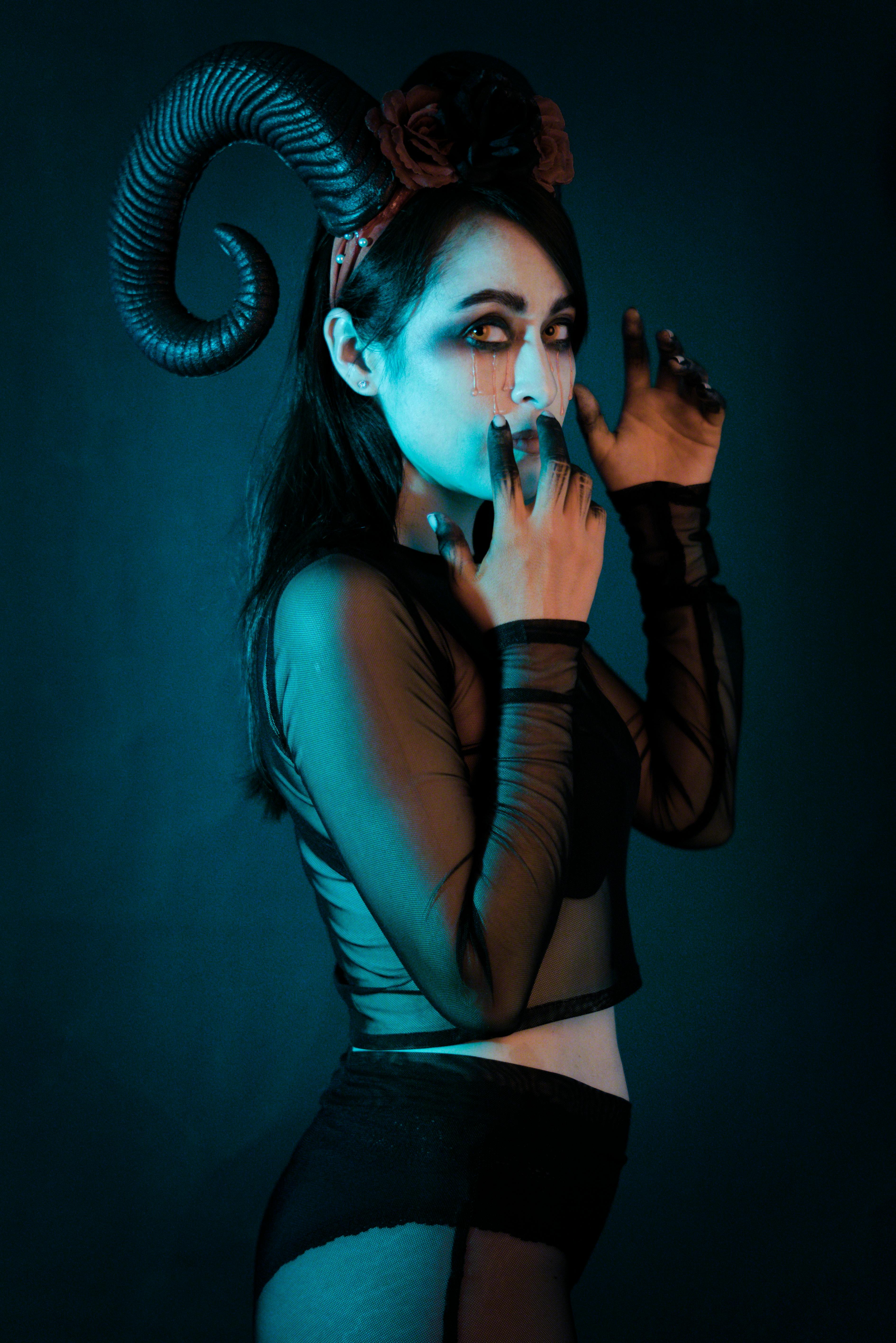 grátis Mulher Misteriosa Fantasiada De Diabo Com Chifres Foto profissional