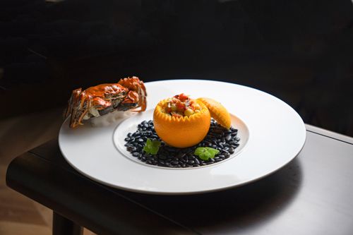 Free Elegant seafood presentation featuring crab and citrus in a sophisticated gourmet setting. Stock Photo