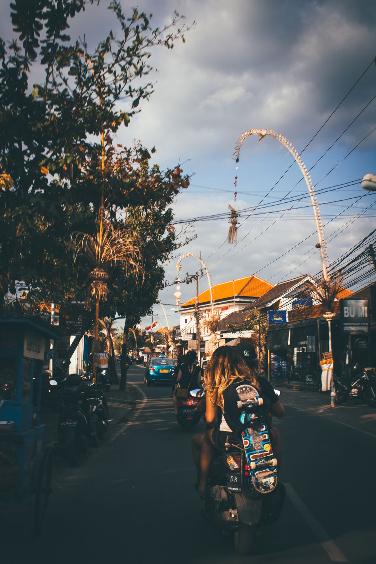 Bali - scuter pe o stradă din Canggu, cu arhitectură locală