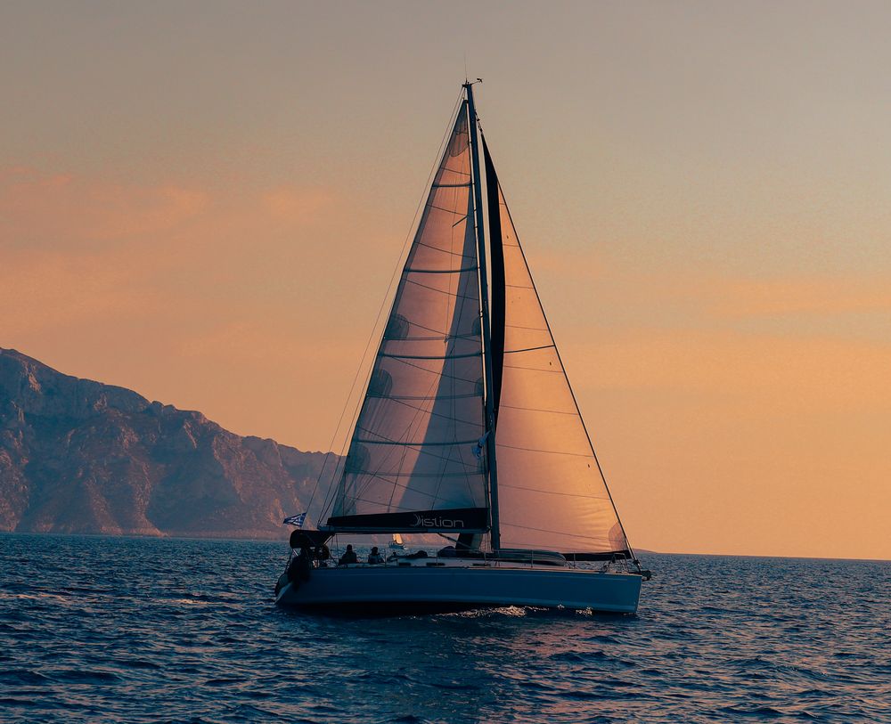 Velero bajo luz dorada al atardecer