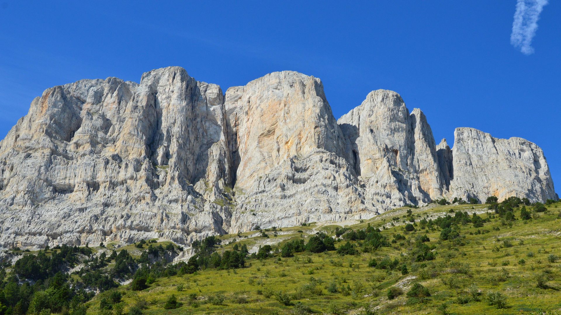 Falaises calcaires sous un ciel bleu à Gresse-en-Vercors
