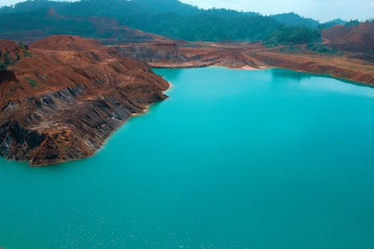 碧绿色的火山口湖被崎岖地形环绕，鸟瞰图令人惊叹