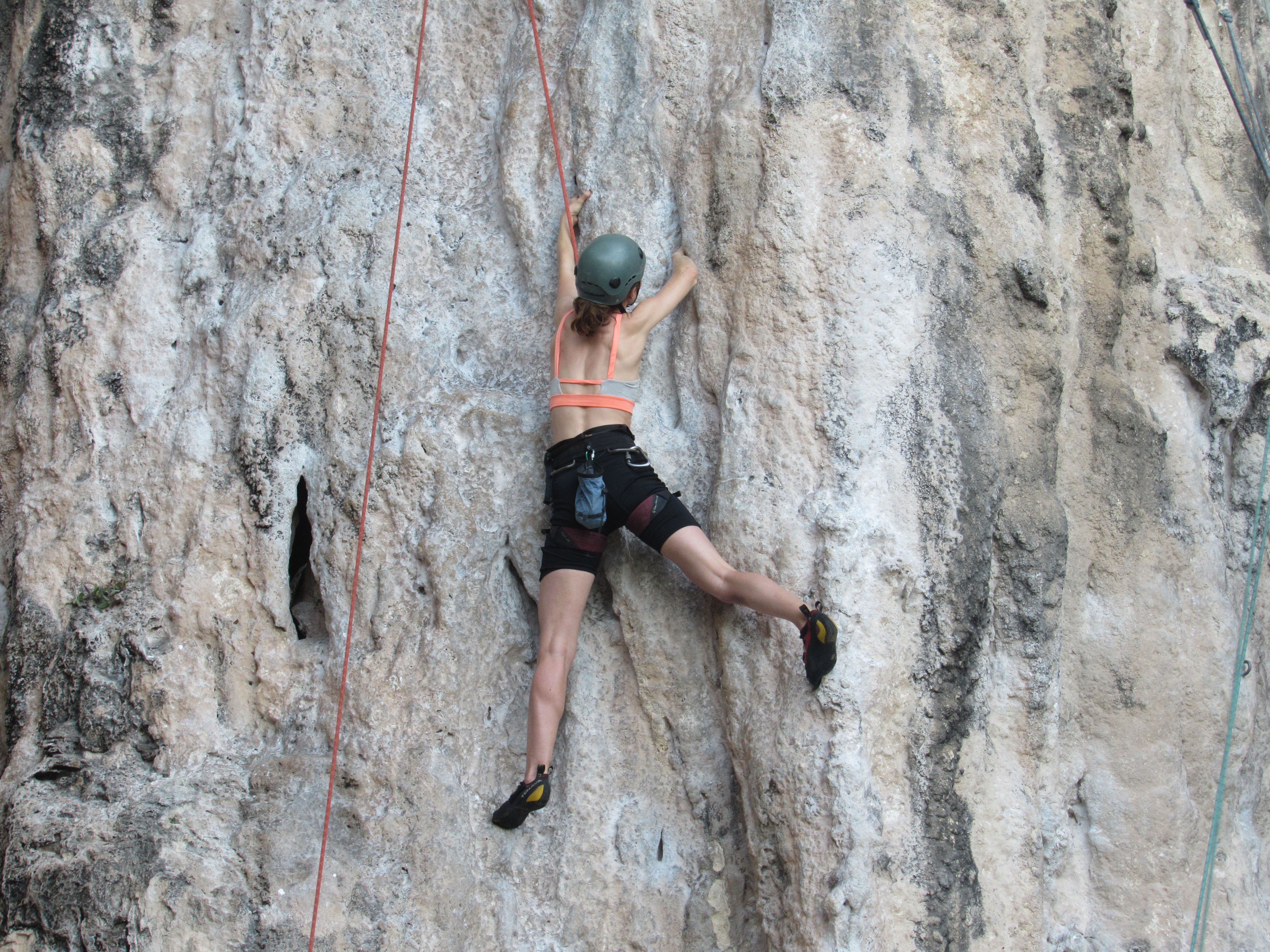 139. Rock Climbing di Batu Caves Olahraga Ekstrem di Tebing Kapur