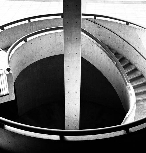 Free Elegant black and white photo of a spiral staircase showcasing minimalist architecture. Stock Photo