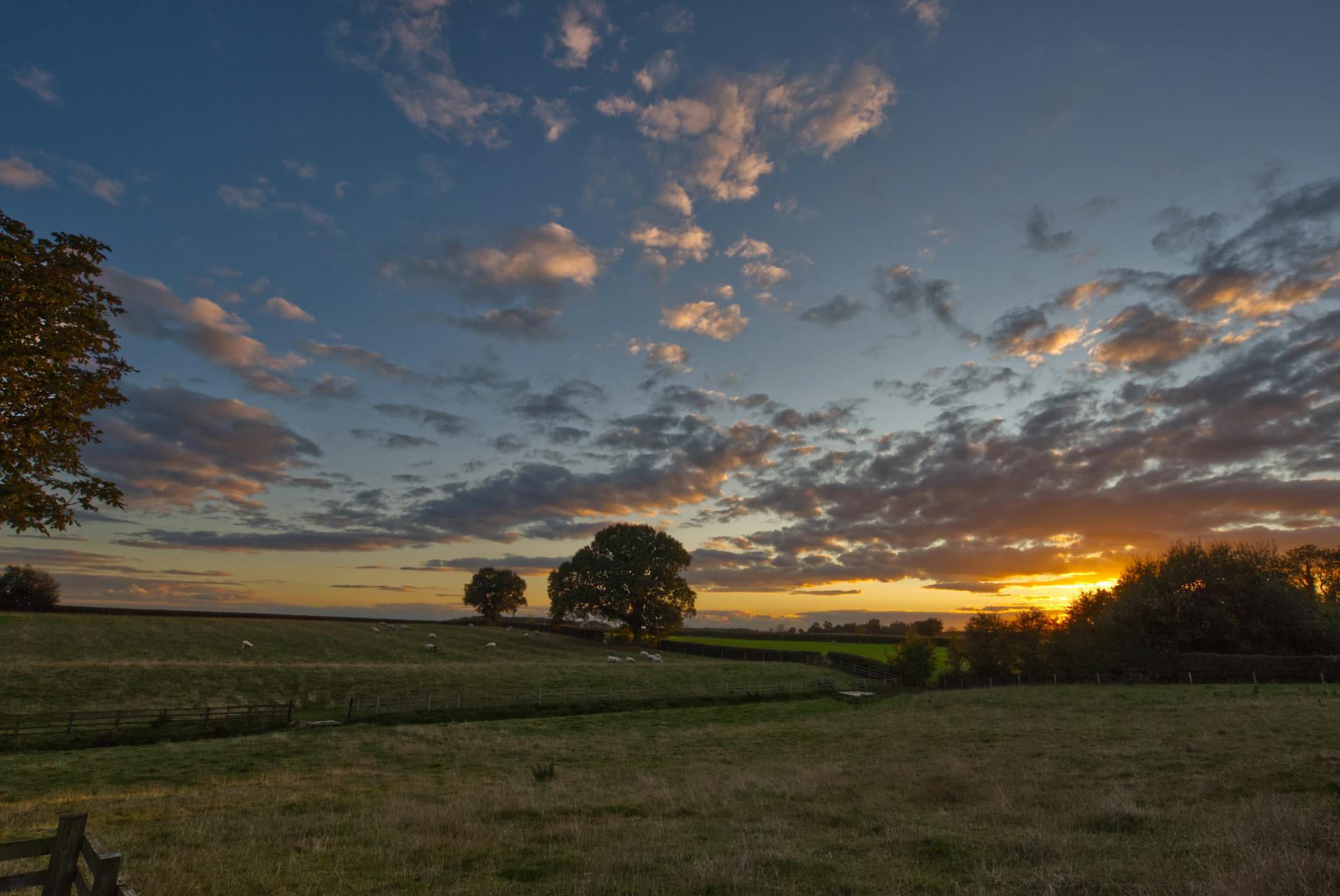 Le coucher du soleil sur le paysage rural anglais