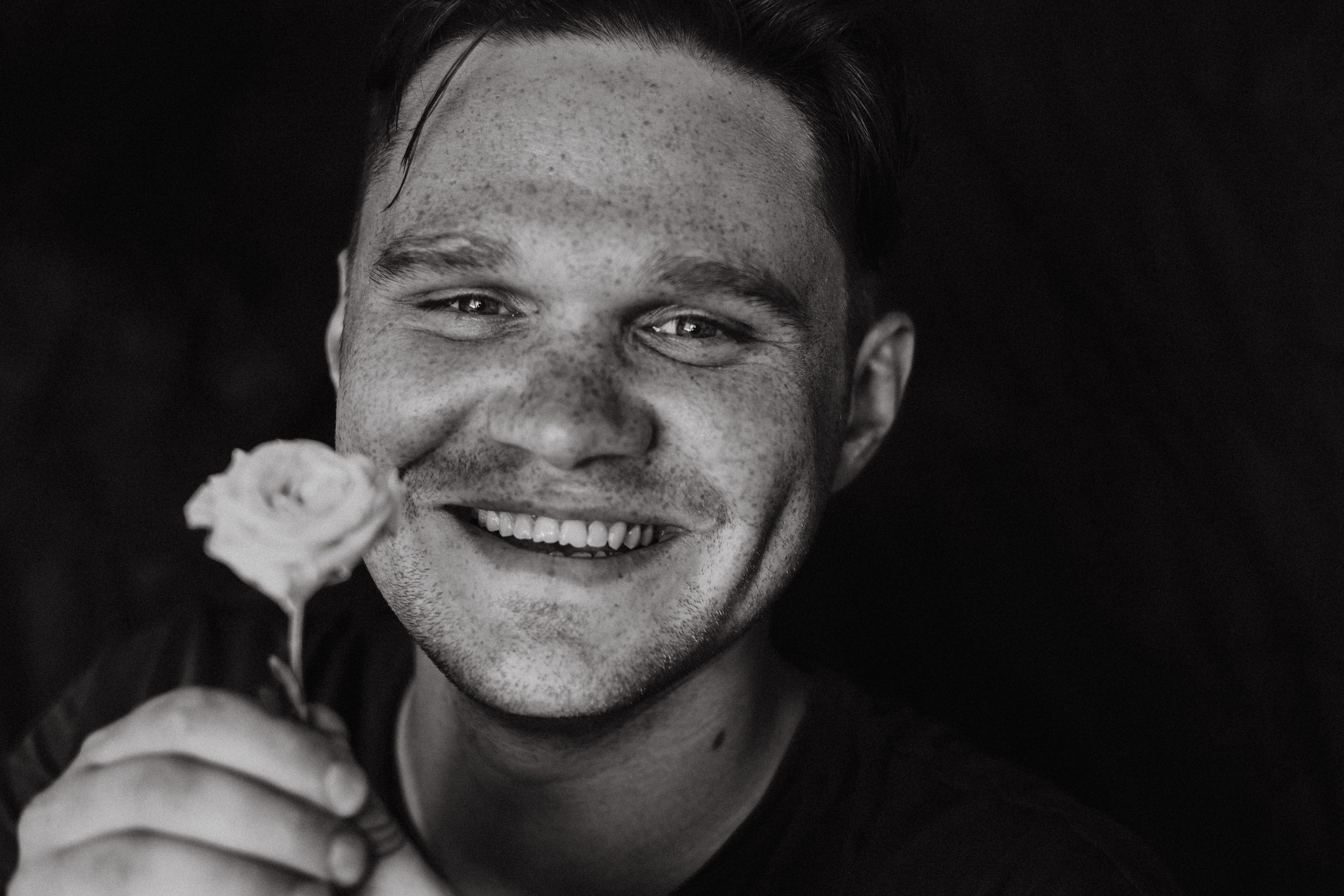 Retrato En Blanco Y Negro De Un Hombre Sonriente Con Una Flor · Foto de ...