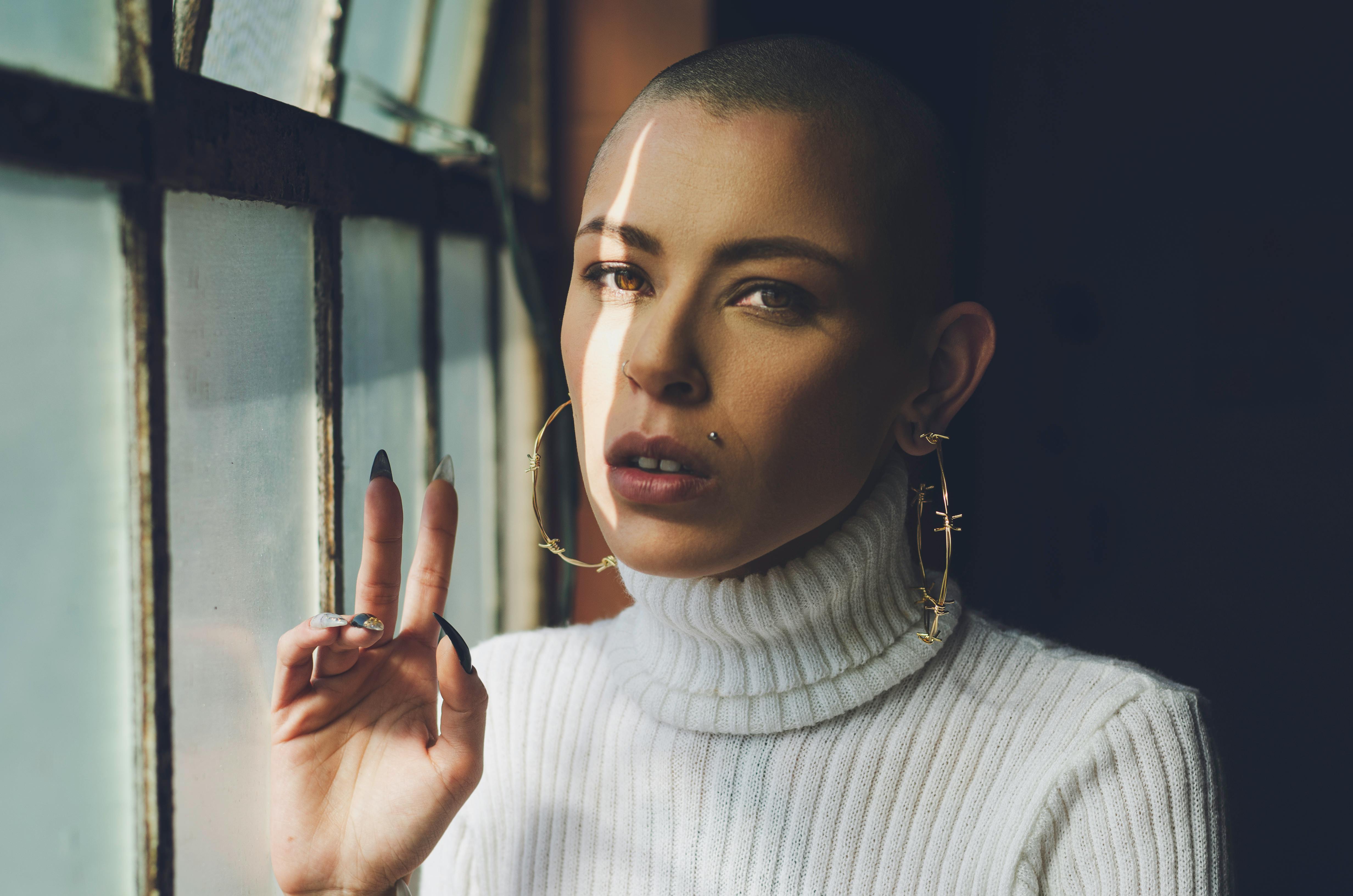 grátis Foto De Mulher Vestindo Suéter Branco De Gola Alta Foto profissional