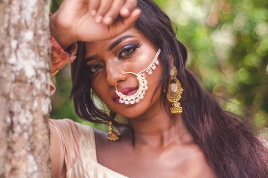 一位佩戴鼻环和传统珠宝的南亚妇女的户外特写肖像