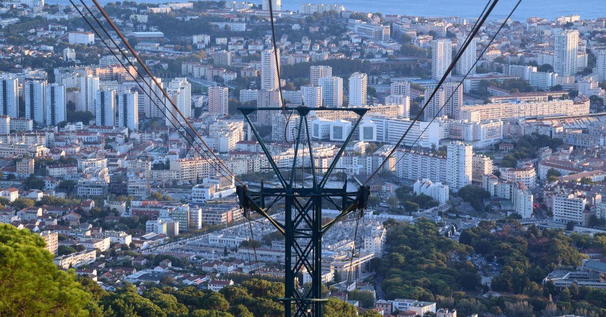 Tout savoir sur la hauteur de la tour Eiffel : guide pratique pour mieux la comprendre