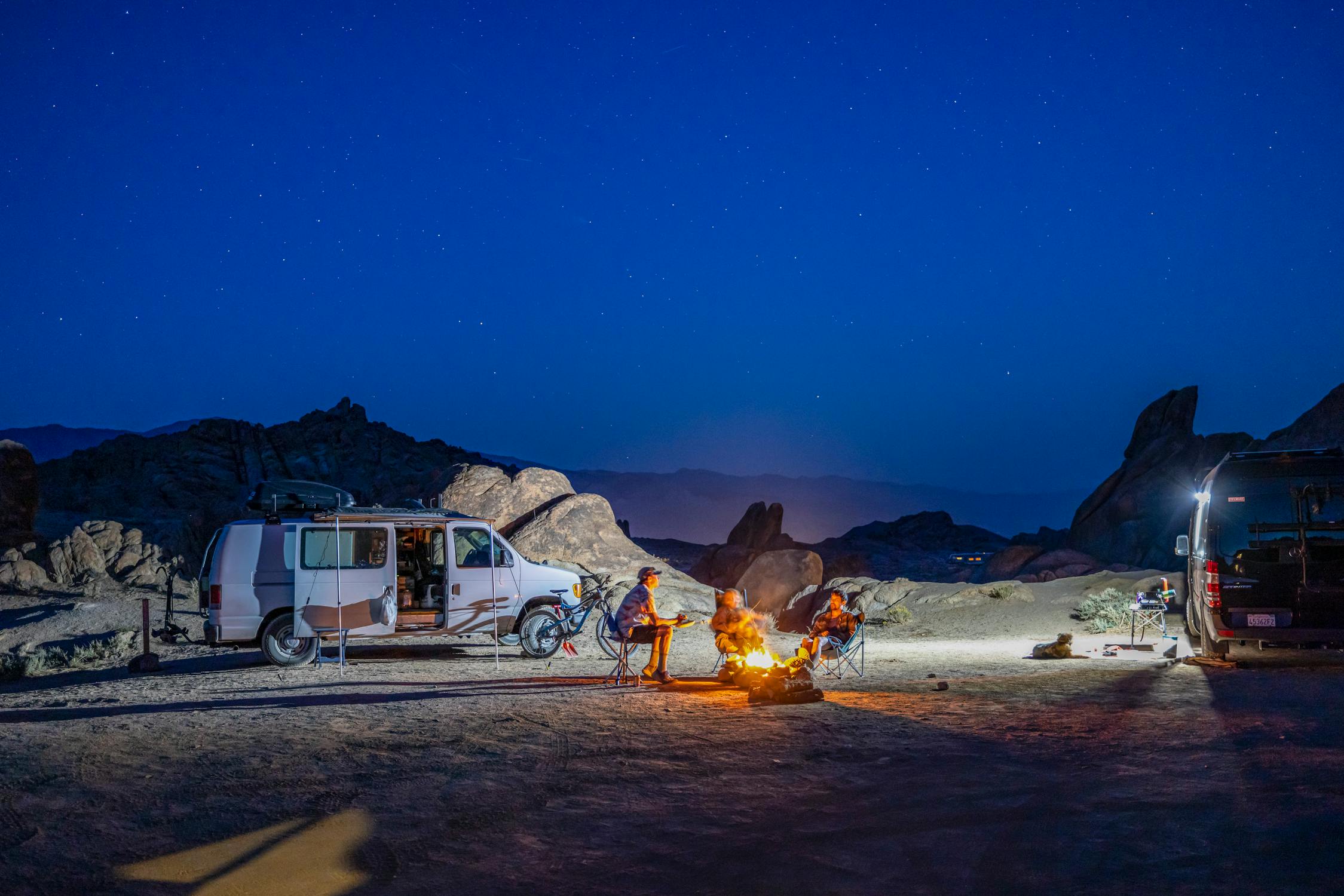 free photo of nighttime camping adventure under starry sky