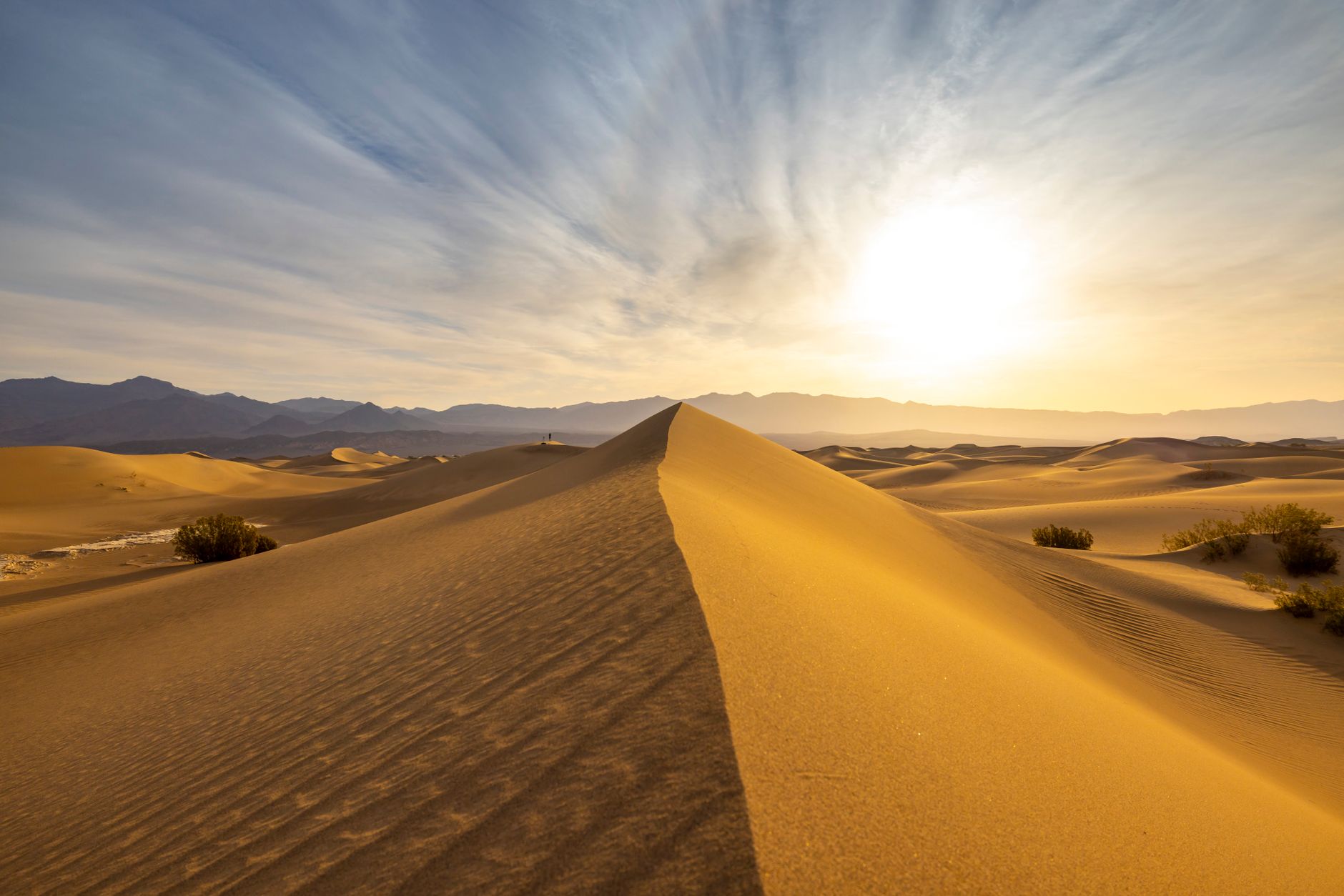 Sonne & Muster – Reduziertes Strahlend Hintergrundbild