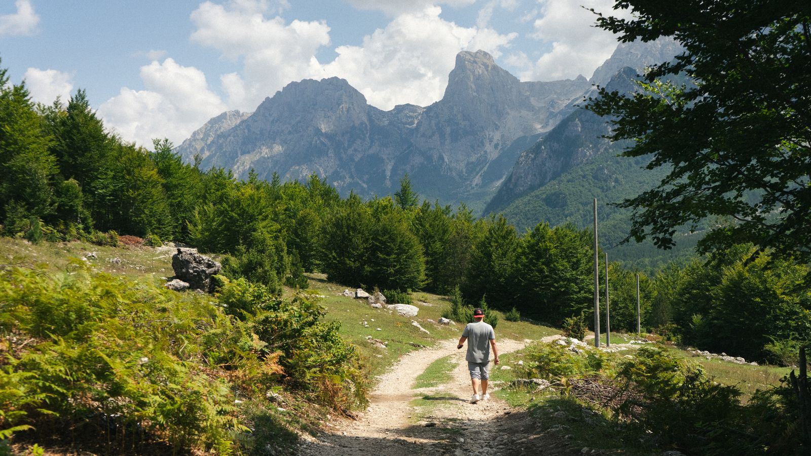 Randonneur seul sur un sentier sous les Alpes albanaises près de Valbonë