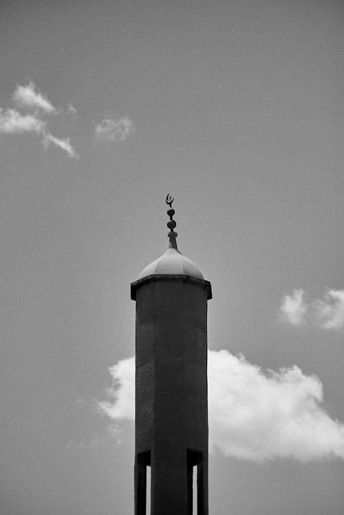 Free Black and white image of a mosque tower in Zaria, Nigeria with a dramatic sky. Stock Photo