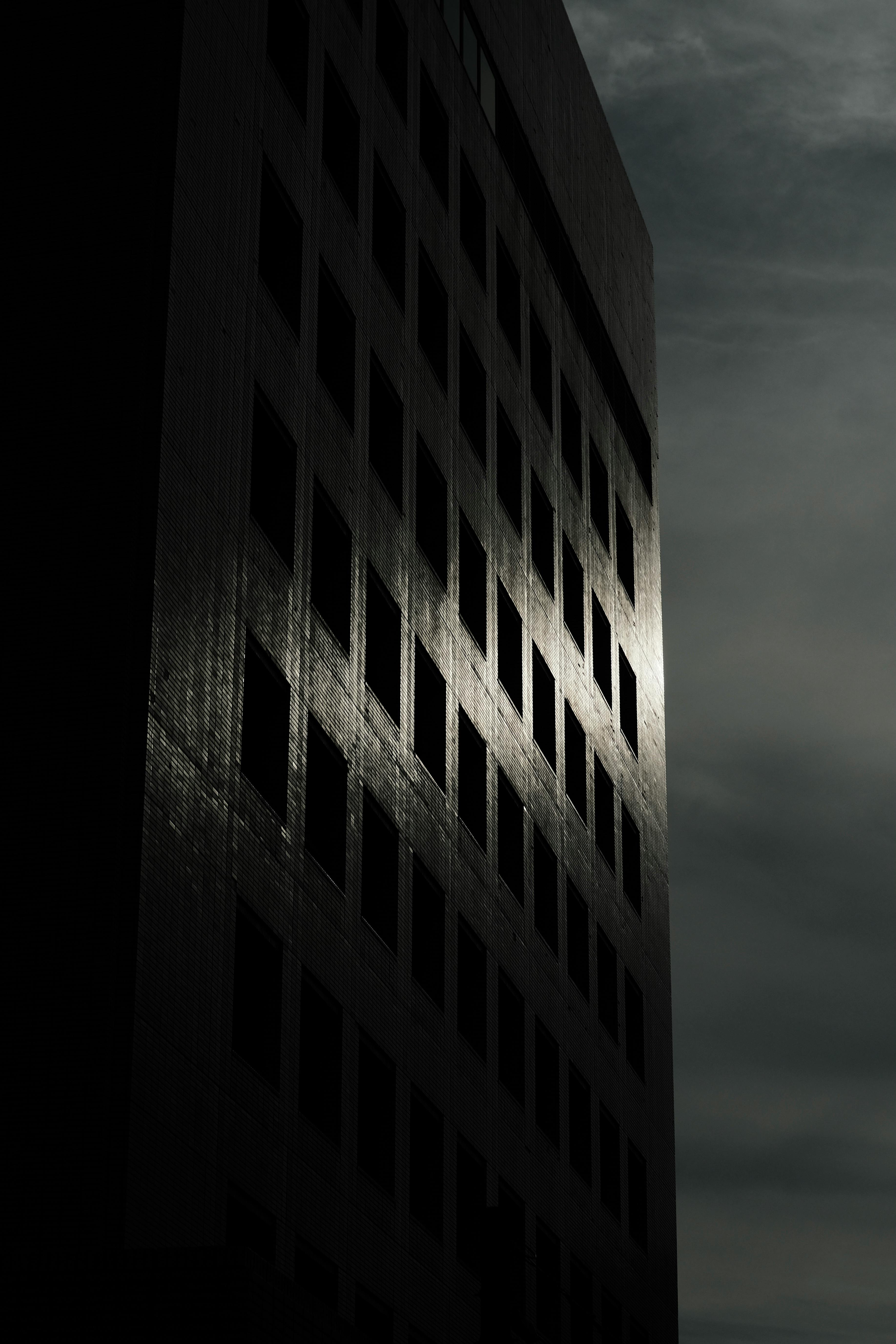 Gratis Grattacielo In Silhouette Contro Il Cielo Lunatico Foto a disposizione