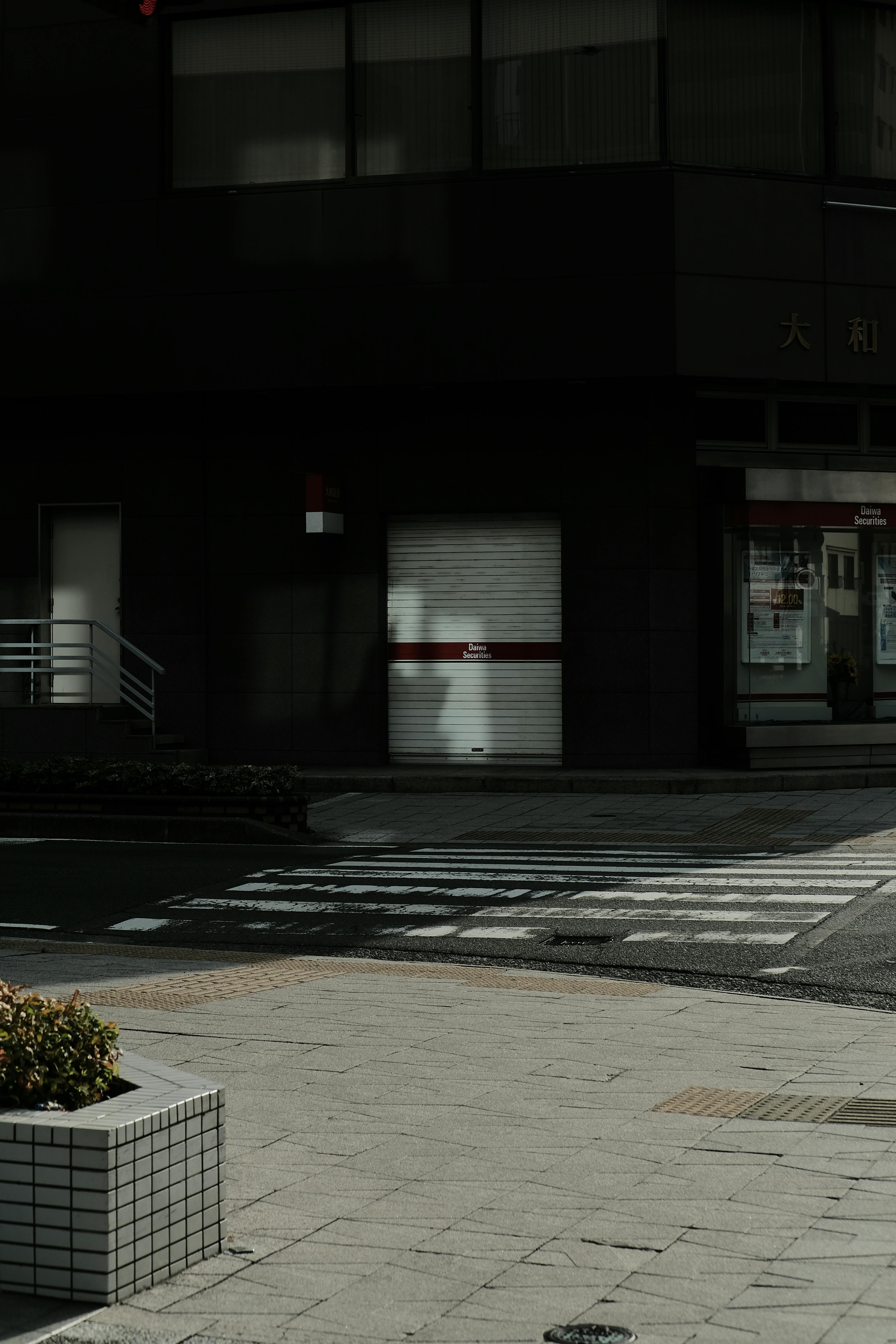 Gratis Urban Street Scene Med Skygge Og Arkitektur Lagerfoto