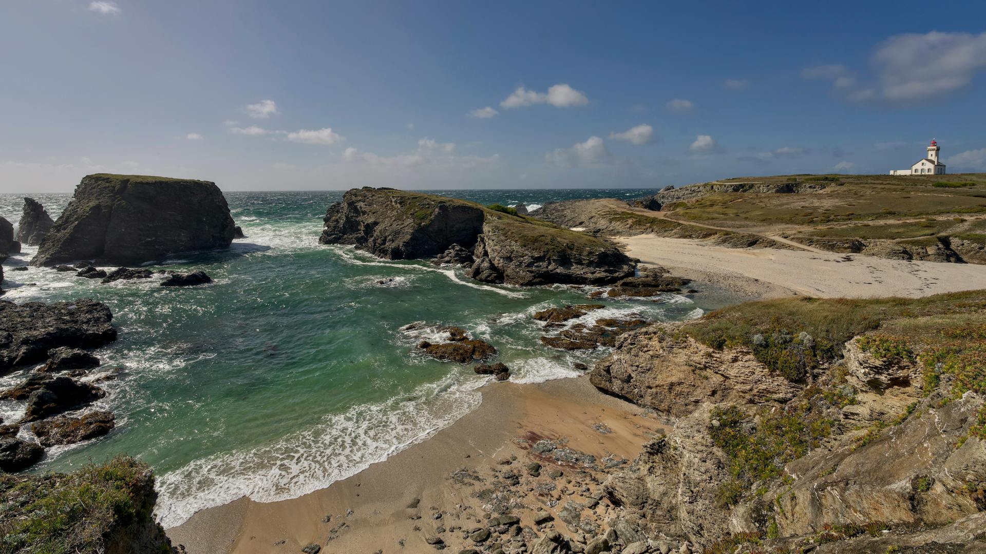 Scenisk utsikt över den klippiga kusten i Bretagne