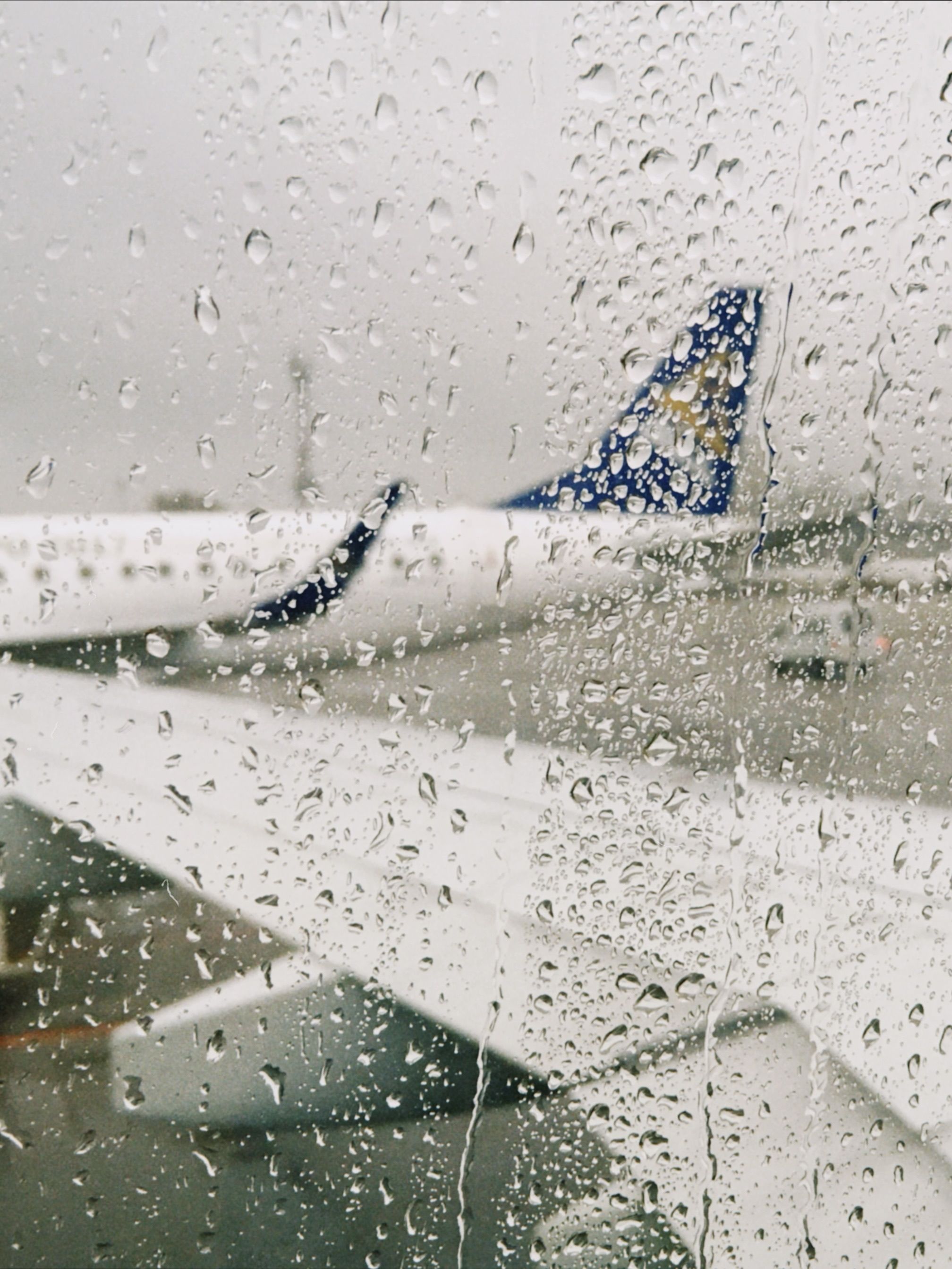 Gratuit Vedere Ploioasă A Aripii Avionului Prin Fereastră Fotografie de stoc