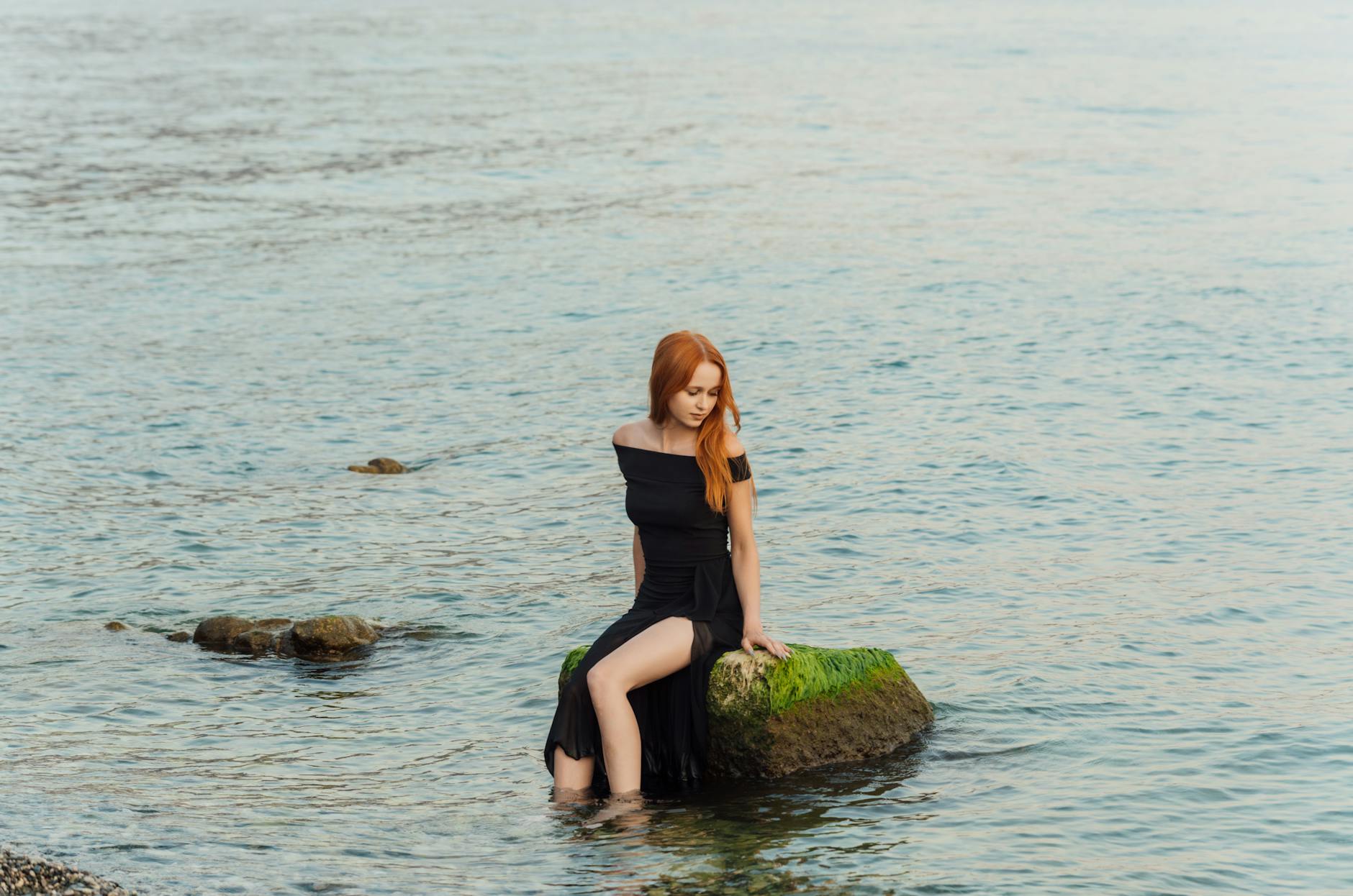 https://www.pexels.com/photo/serene-woman-by-the-sea-in-gagra-28645070/