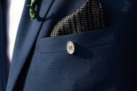 海军陆战服的特写镜头中，一个方形口袋上别着字母组合的别针