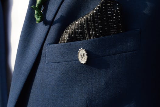 海军陆战服的特写镜头中，一个方形口袋上别着字母组合的别针