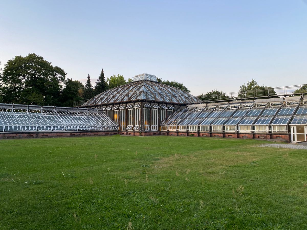 Sera istorica de sticla si fier intr-un parc