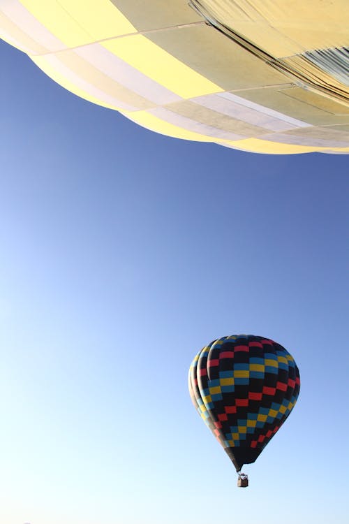 Free Czarno żółty Balon Na Gorące Powietrze Stock Photo
