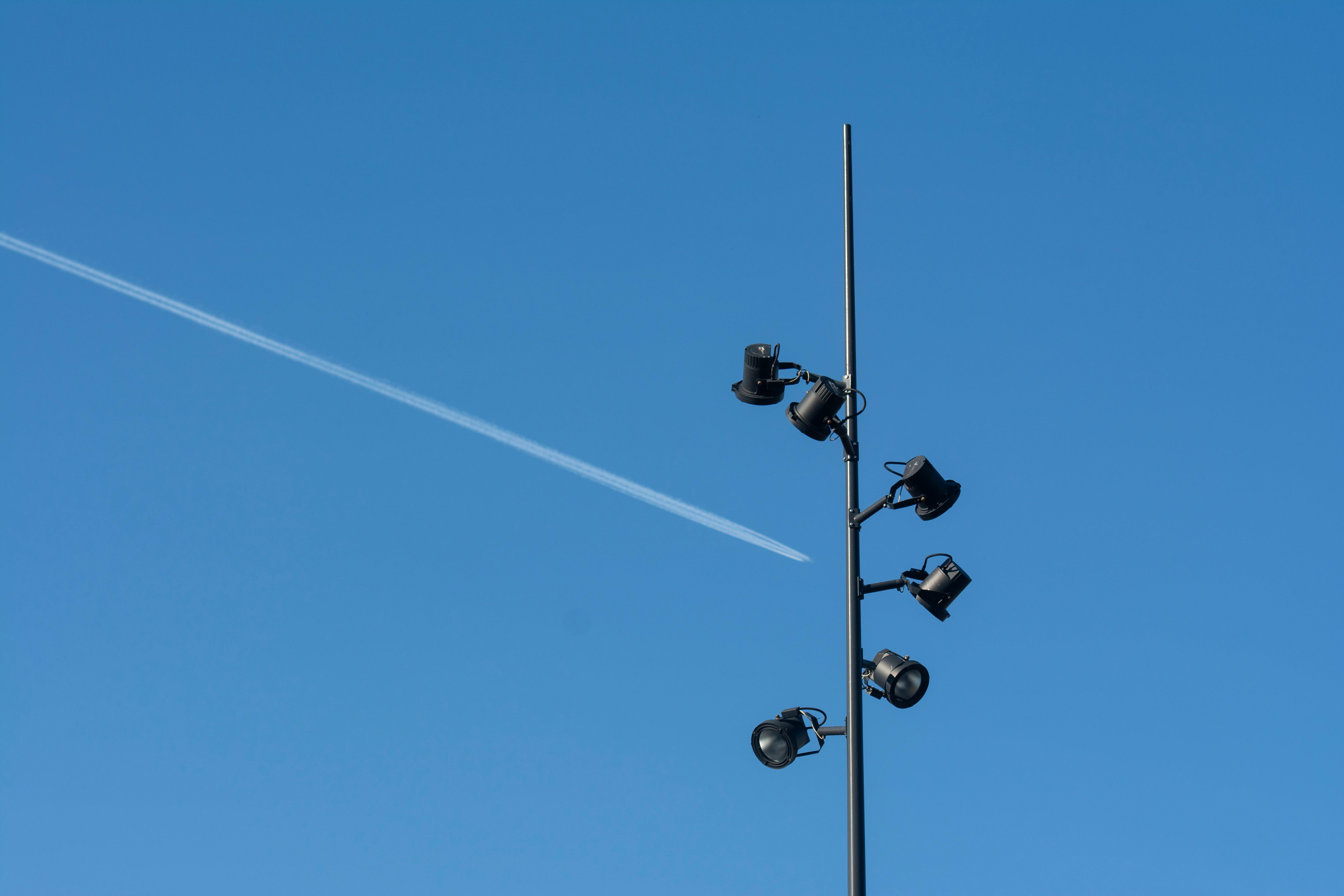 Kostnadsfria Gatulampa Och Skärm Mot Klarblå Himmel Stock foto