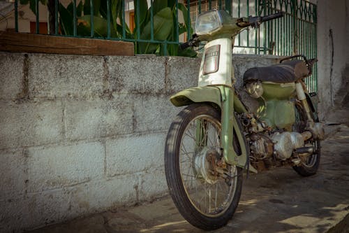 Bezpłatne Zaparkowany Motocykl Zielony I Czarny Zdjęcie z galerii