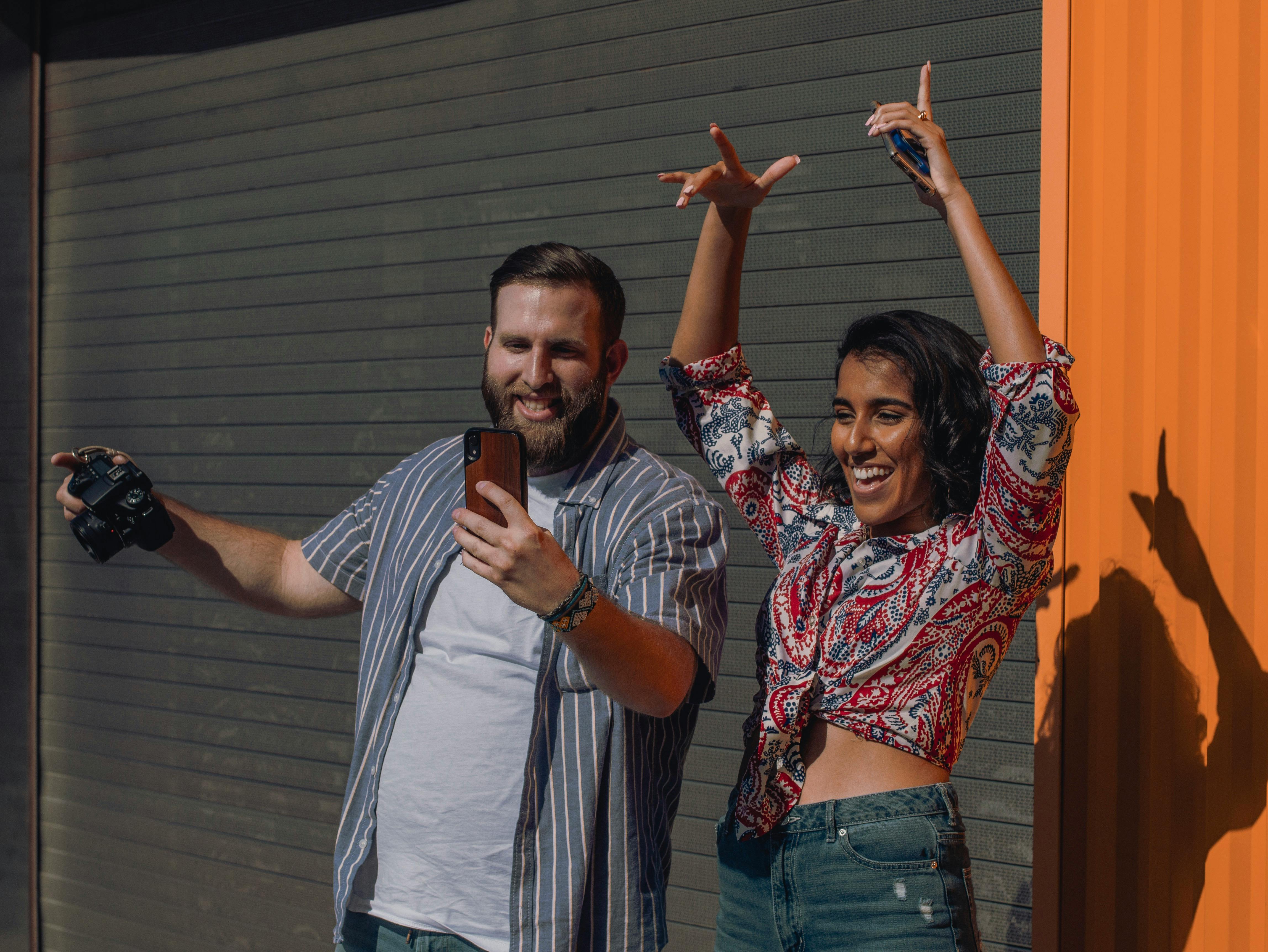 两个朋友在纽约阳光明媚的一天里自拍，捕捉幸福的时刻