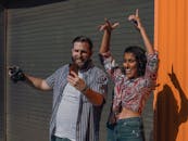 两个朋友在纽约阳光明媚的一天里自拍，捕捉幸福的时刻