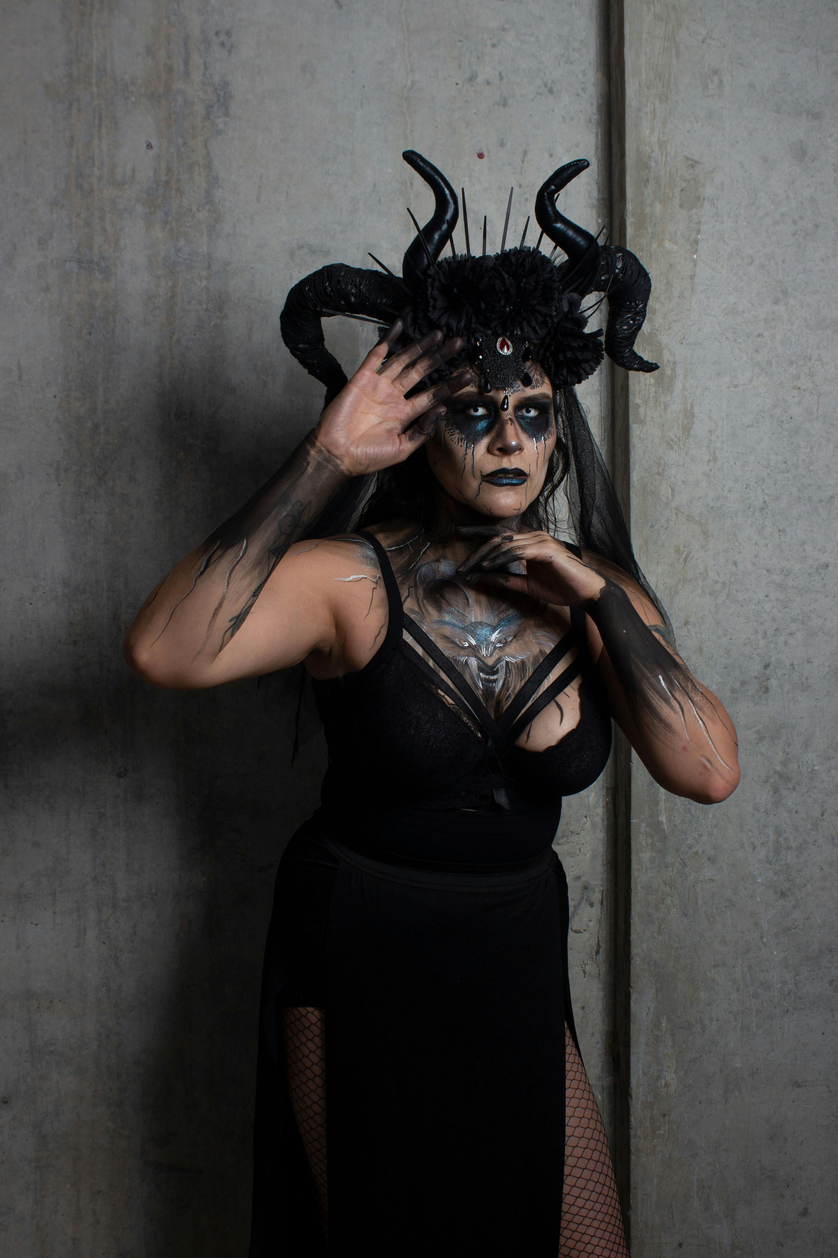 Bezpłatne Gotycki Portret Kobiety W Kostiumie Na Halloween Zdjęcie z galerii