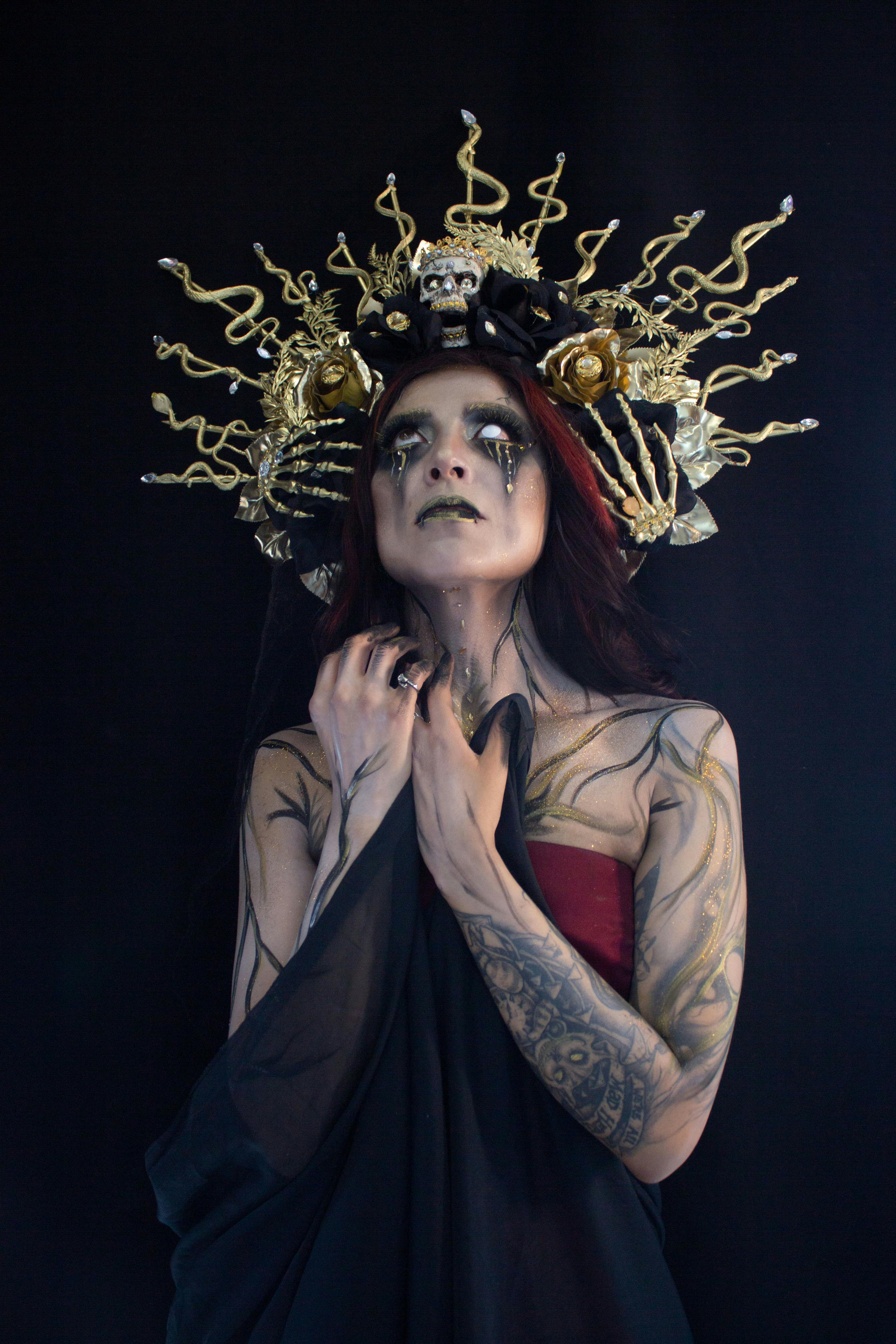 ingyenes Lövés: Entre La Oscuridad Y El Alma Primer Aniversario Del Nido  Stockfotó