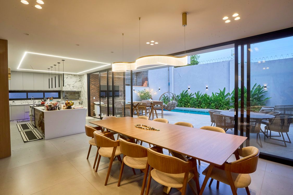 Modern Open-Concept Dining Room with Pool View · Free Stock Photo