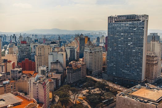 航拍照片展现了圣保罗多元化的建筑天际线，包括高层建筑和城市风景