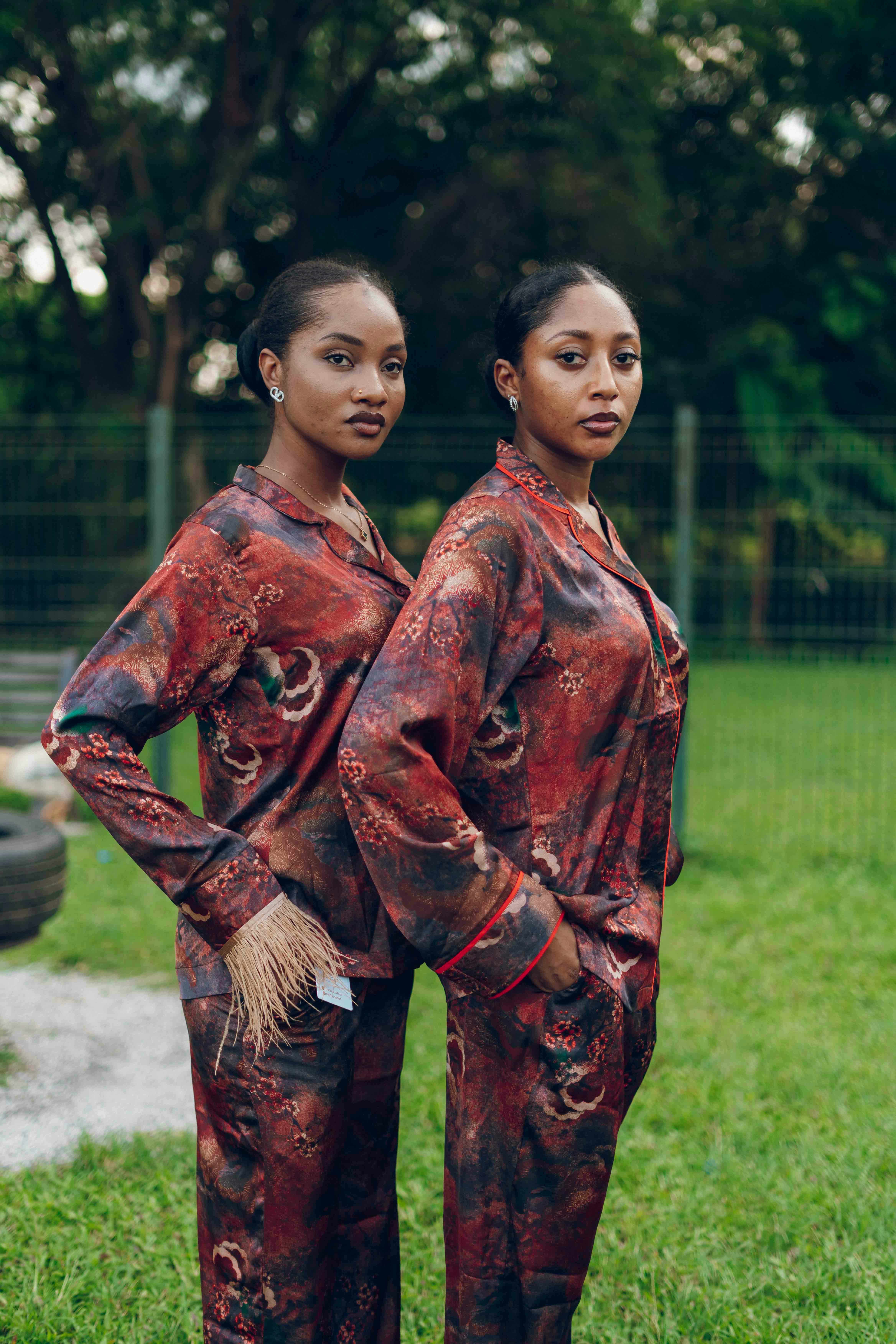 Gratuit Des Mannequins Jumeaux à La Mode Posent Au Nigéria Photos