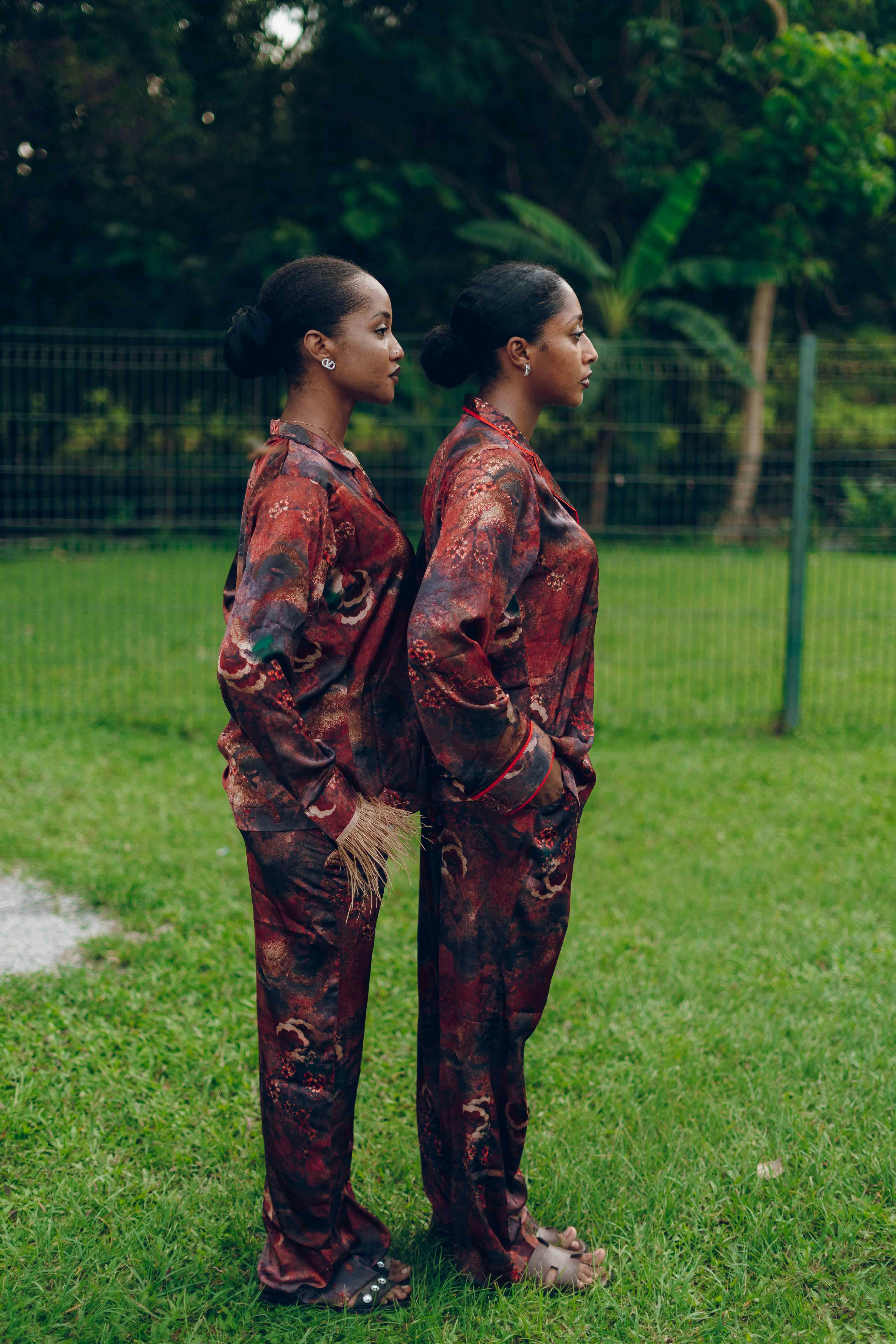 Gratuit Des Mannequins Jumeaux élégants Dans Des Tenues Colorées En Extérieur Photos