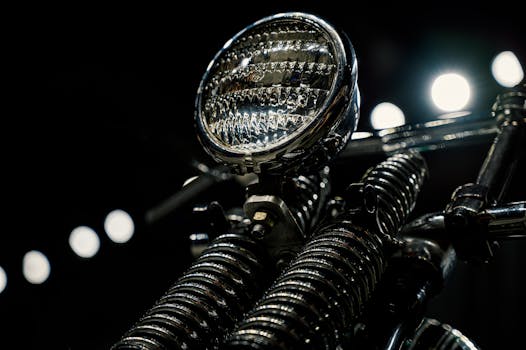 弱光下，老式摩托车前灯的镀铬细节特写镜头