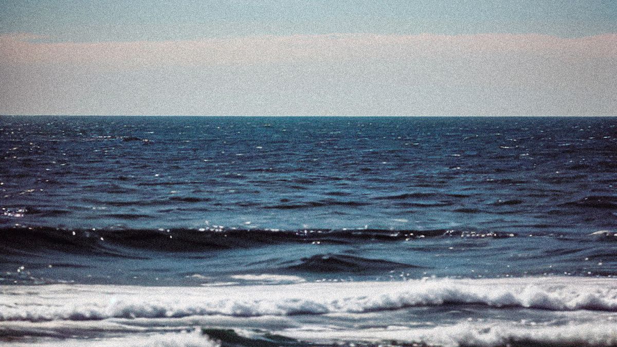 青い海に浮かぶ帆船のイメージ