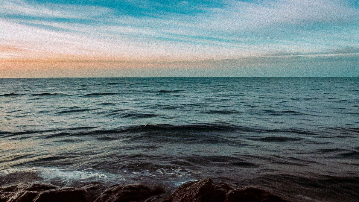 夕暮れの海と水平線のイメージ