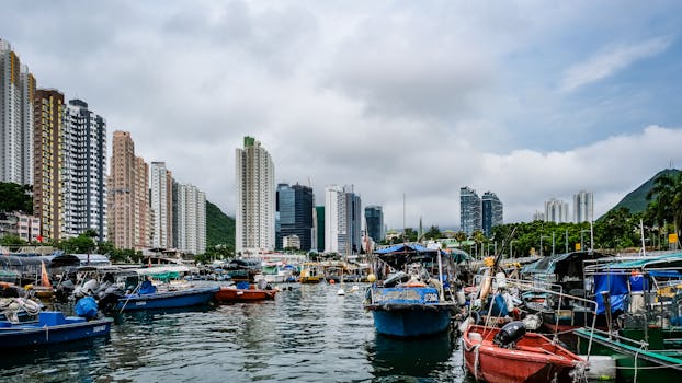 水上色彩缤纷的船只，映衬着香港天际线的动态景观
