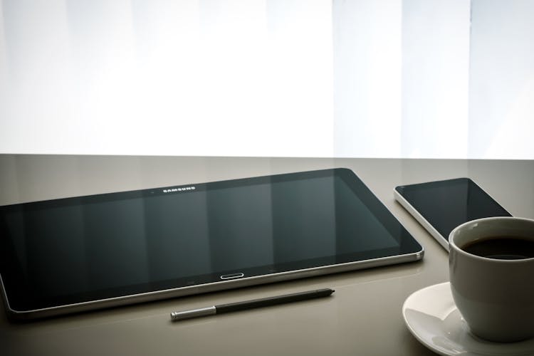 Black Samsung Android Tablet Computer Beside Stylus Pen