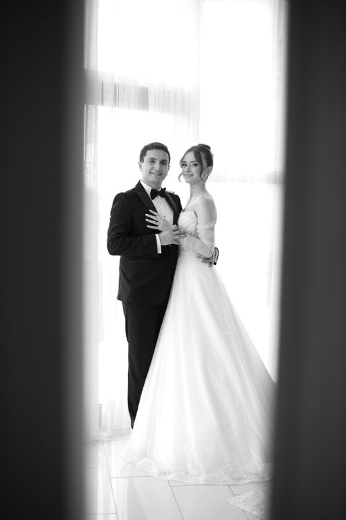 Free Romantic black and white portrait of a bride and groom on their wedding day. Stock Photo