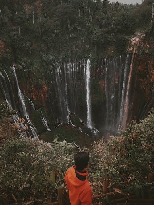 Человек лицом к водопаду