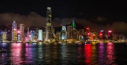 迷人的香港城市景观中，摩天大楼的反光被充满活力的夜灯照亮