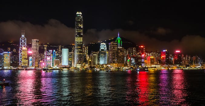 迷人的香港城市景观中，摩天大楼的反光被充满活力的夜灯照亮