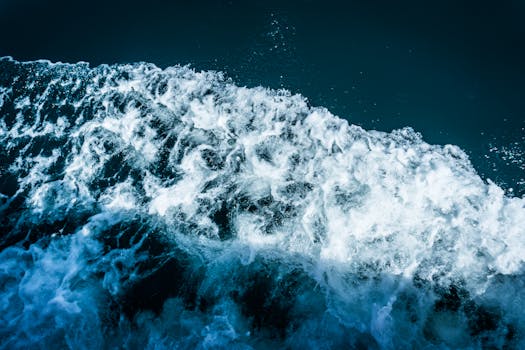 一个特写镜头捕捉了戏剧性的海浪，白色泡沫飞溅，展现出强烈的动感与能量