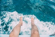 双脚在下面有海浪的船上晃来晃去，捕捉到片刻的放松